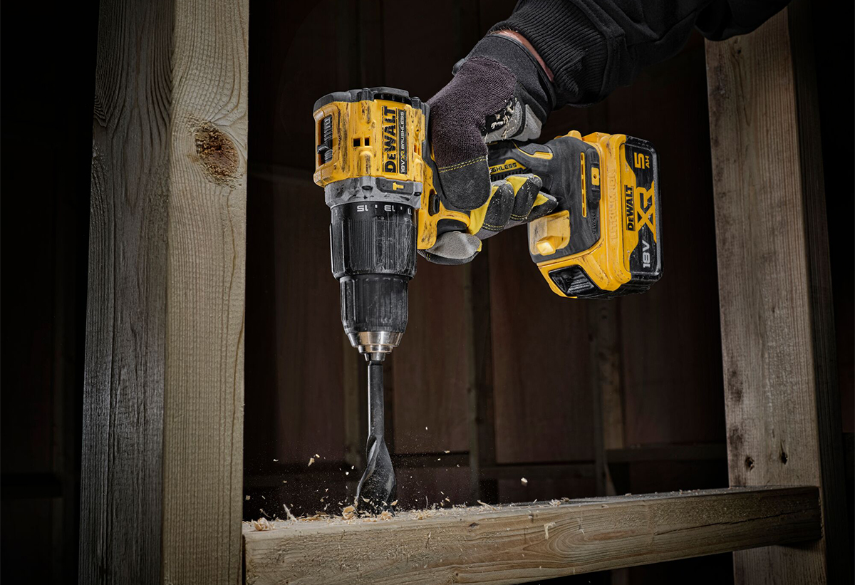 Ο χρήστης τρυπά ένα ξύλινο πάσαλο.